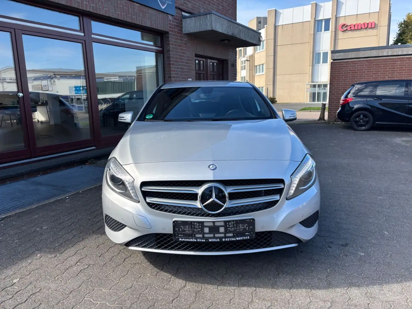 Mercedes-Benz A 180 BlueEfficiency AUTOMATIK NAVI PDC SHZ TEMP Silber - 2