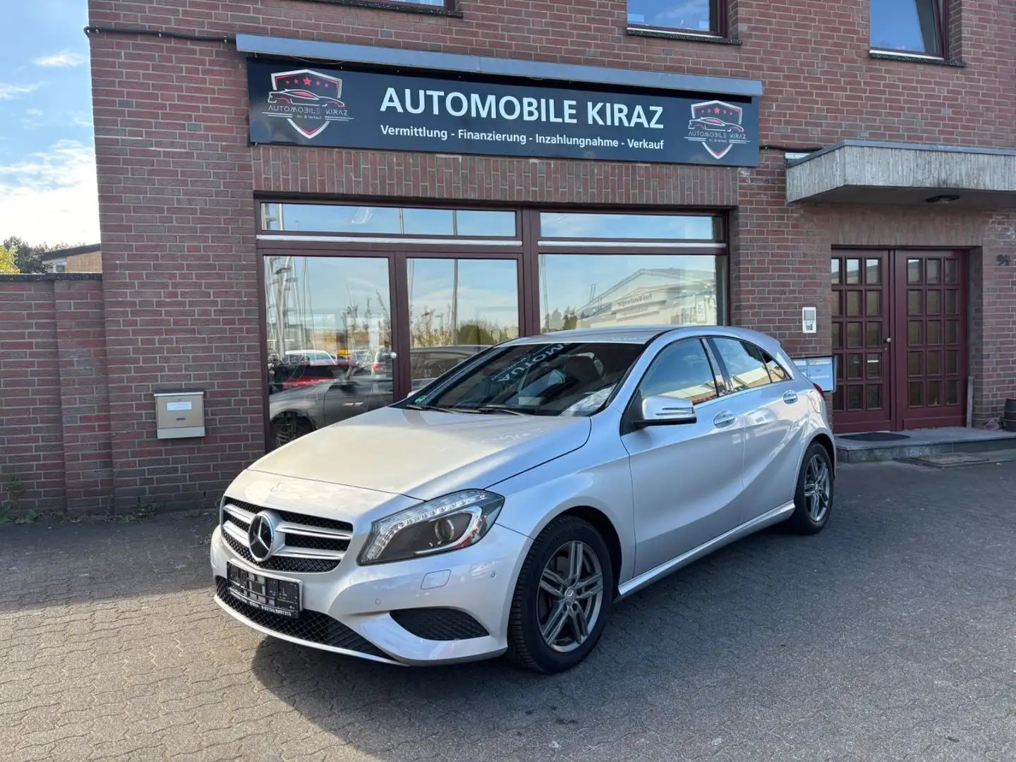 Mercedes-Benz A 180 BlueEfficiency AUTOMATIK NAVI PDC SHZ TEMP Silber - 1