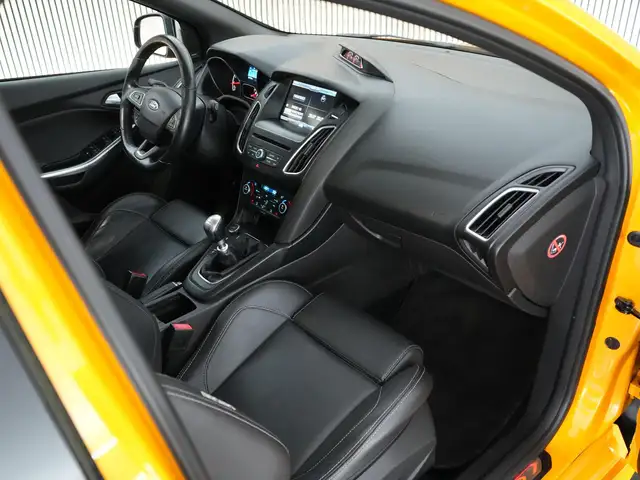 Ford Focus view 3