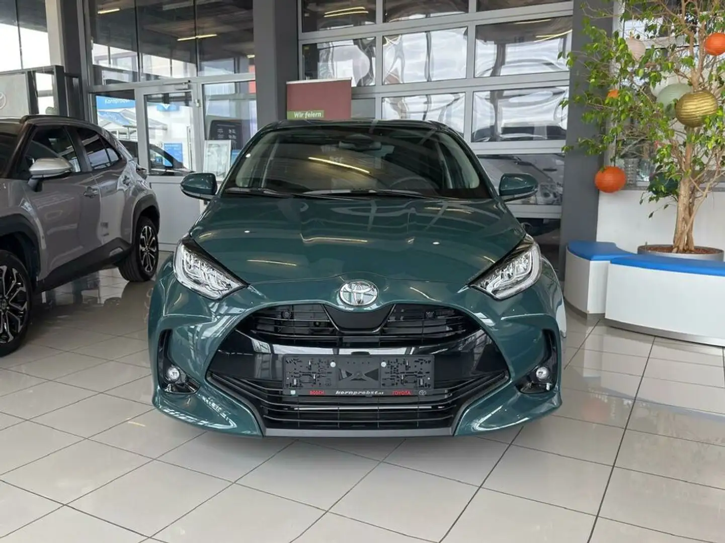 Toyota Yaris 1,5 VVT-i Hybrid Active Drive Grün - 1