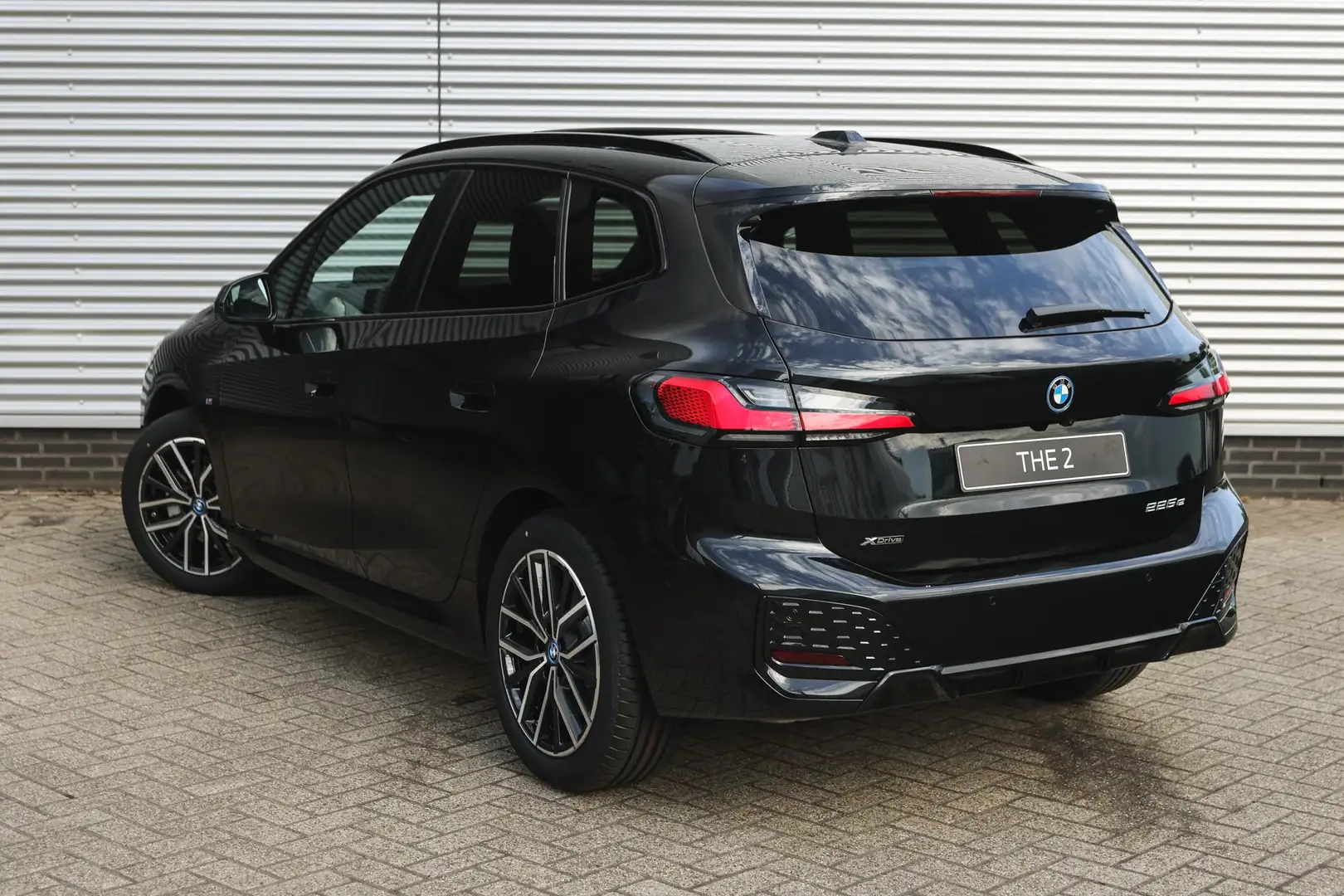 BMW 225 2 Serie Active Tourer 225e xDrive M Sport Automaat Zwart - 2