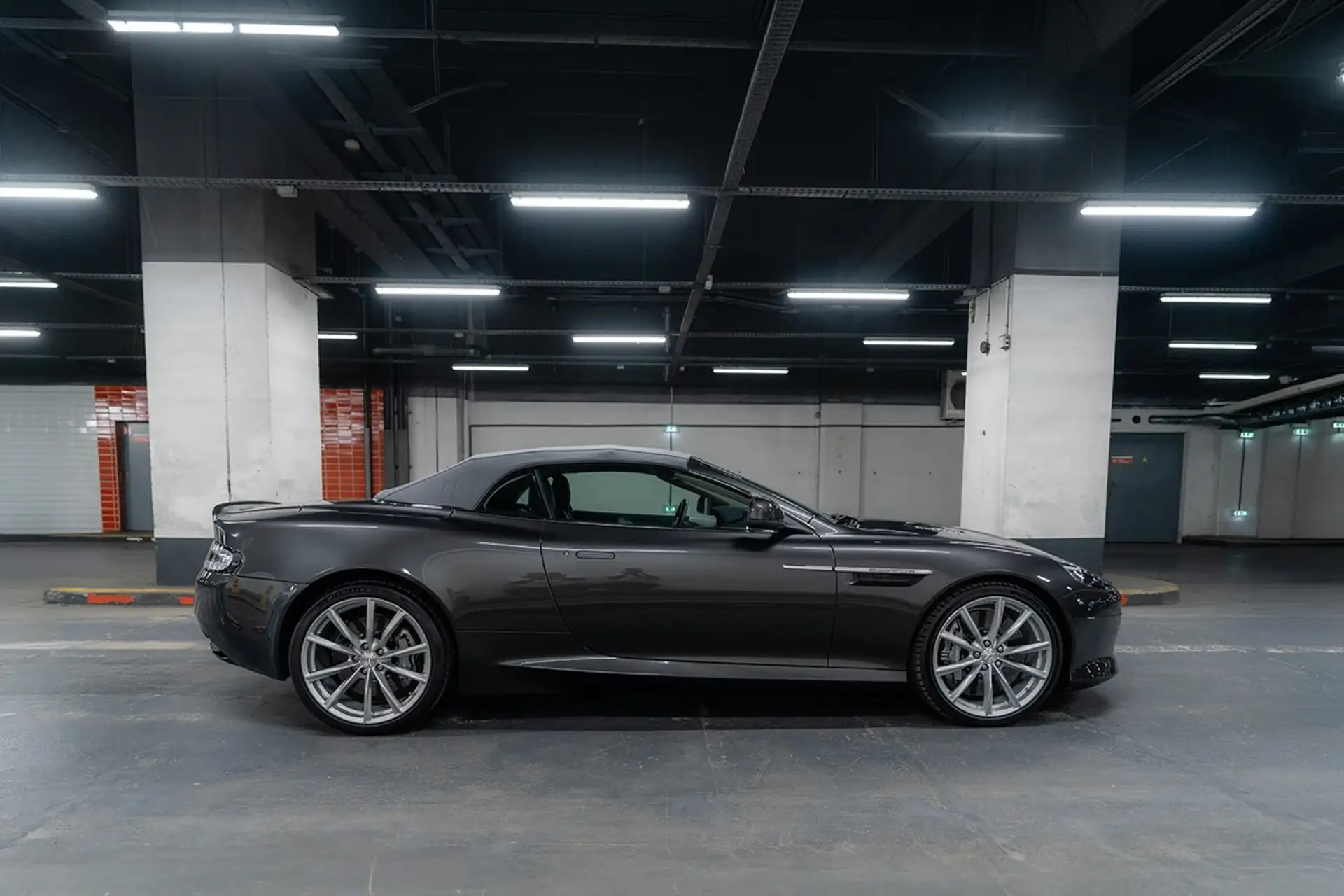 애스턴마틴 DB9 Volante 2016 블랙 사진 2