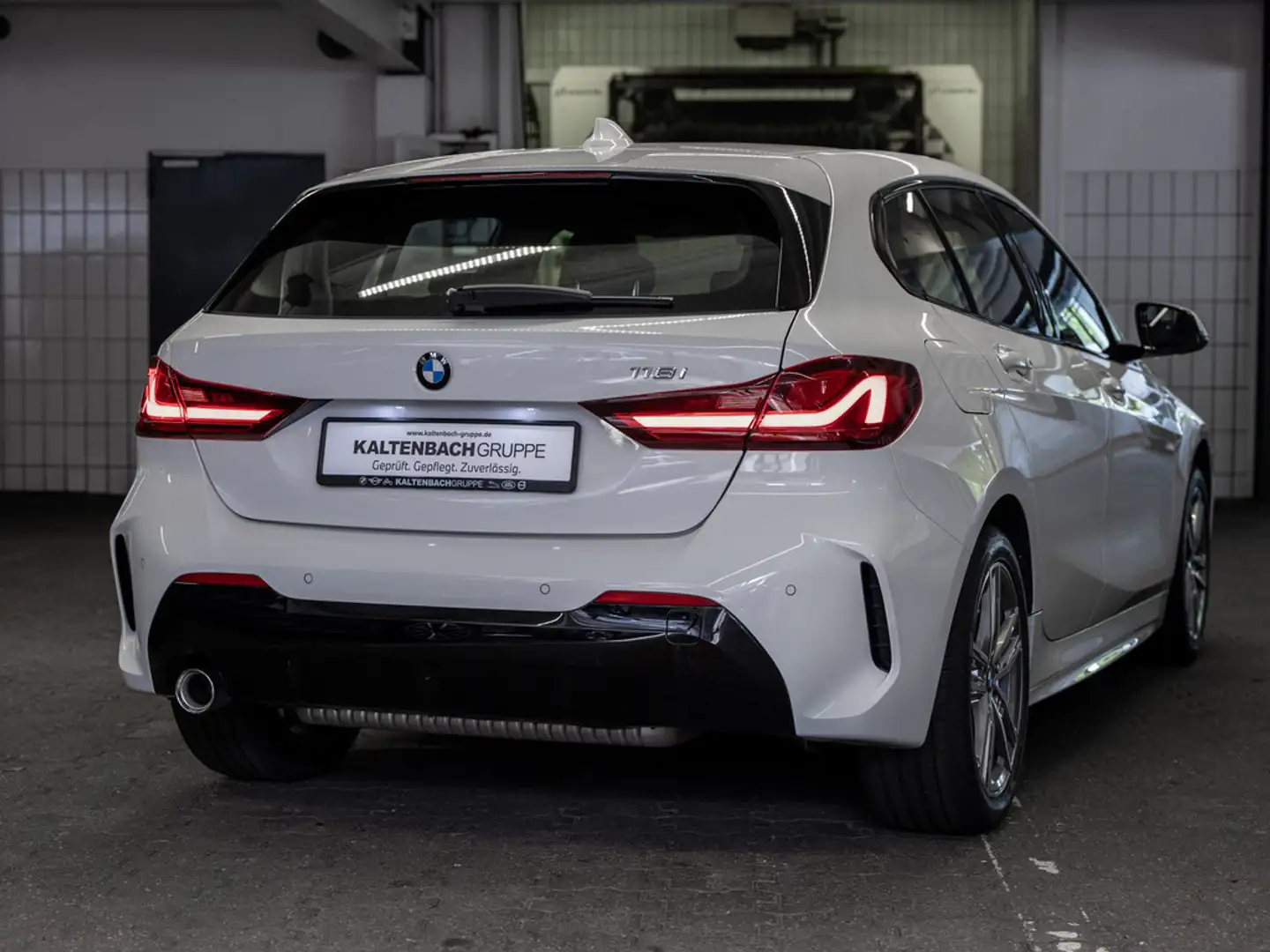 BMW 118 i M-Sport LED W-LAN NAVI SHZ PDC KLIMA Wit - 2