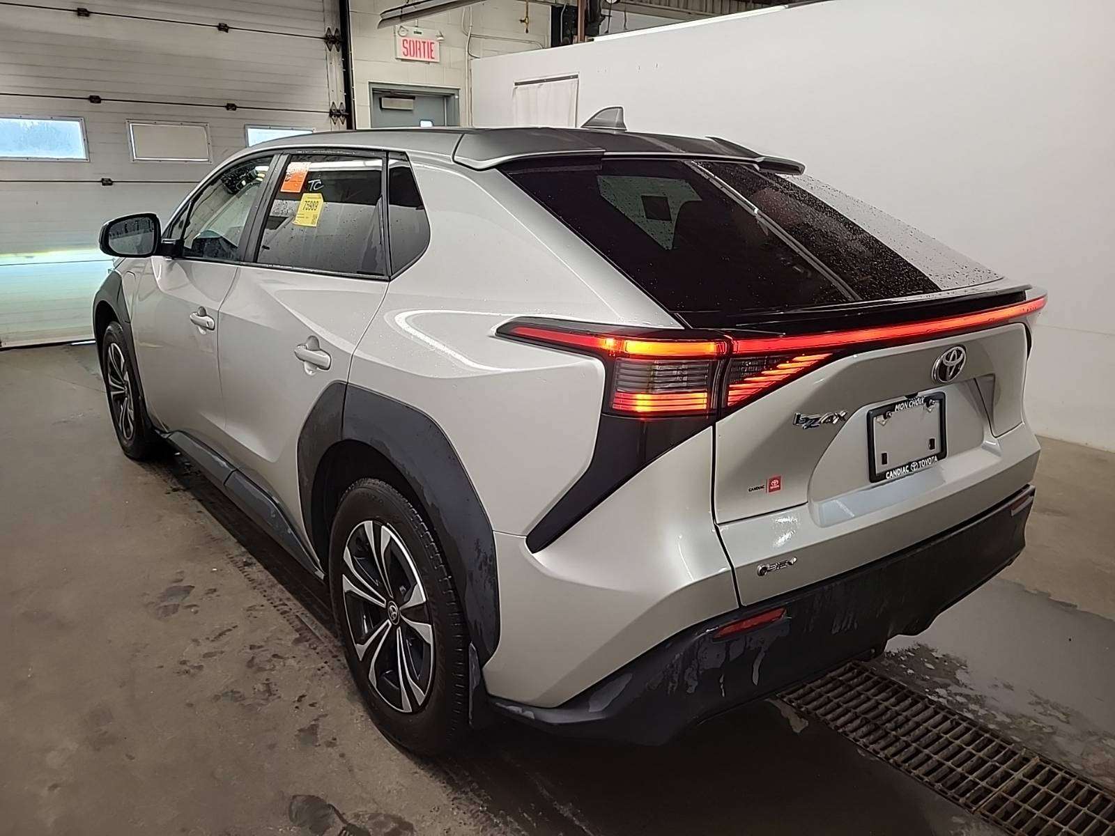 2024 Toyota bZ4X LE | ACCIDENT FREE | LOW KMS — photo 4