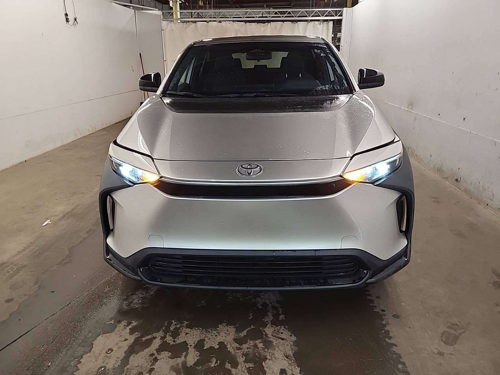 2024 Toyota bZ4X LE | ACCIDENT FREE | LOW KMS — photo 2
