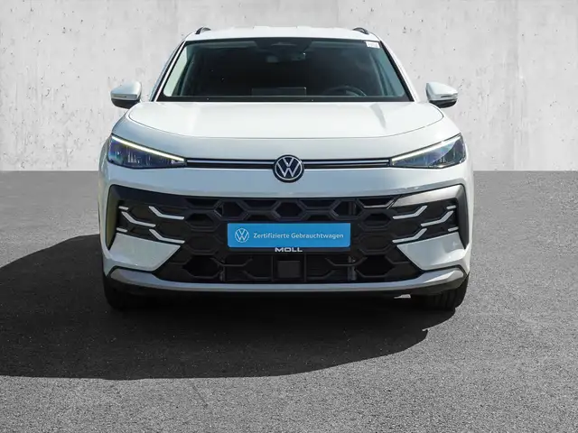 Volkswagen T-Roc view 3