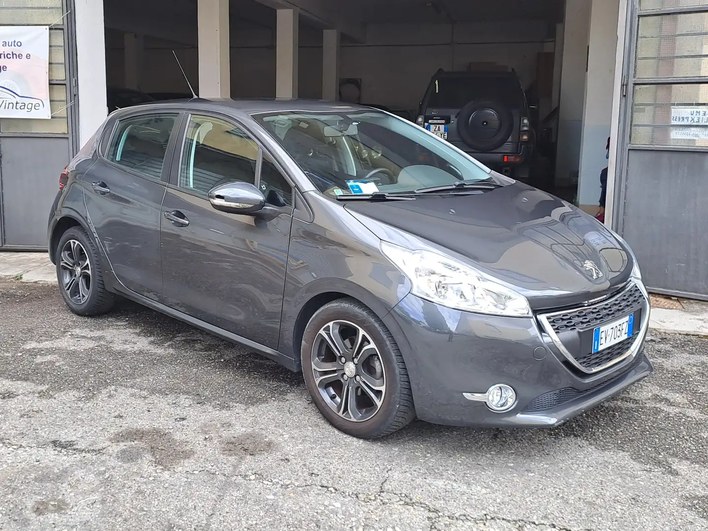 Peugeot 208 5p 1.2 vti 12v Allure Grau - 1
