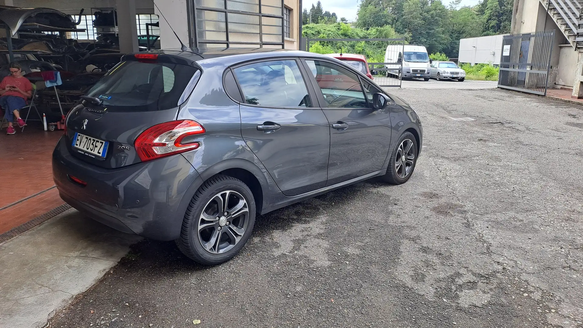 Peugeot 208 5p 1.2 vti 12v Allure Grau - 2