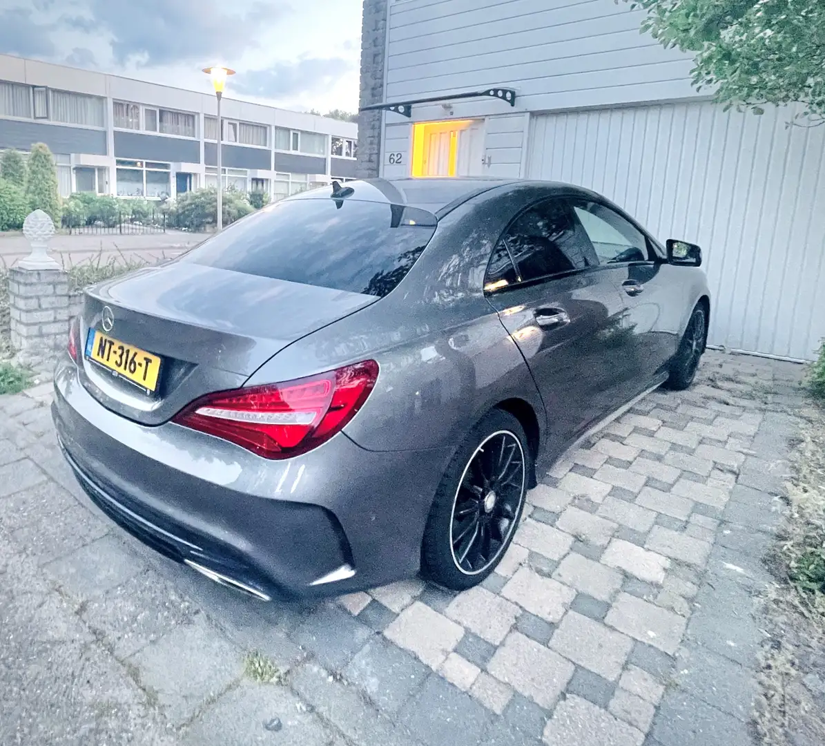 Mercedes-Benz CLA 180 AMG Line 2017 Grijs - 2