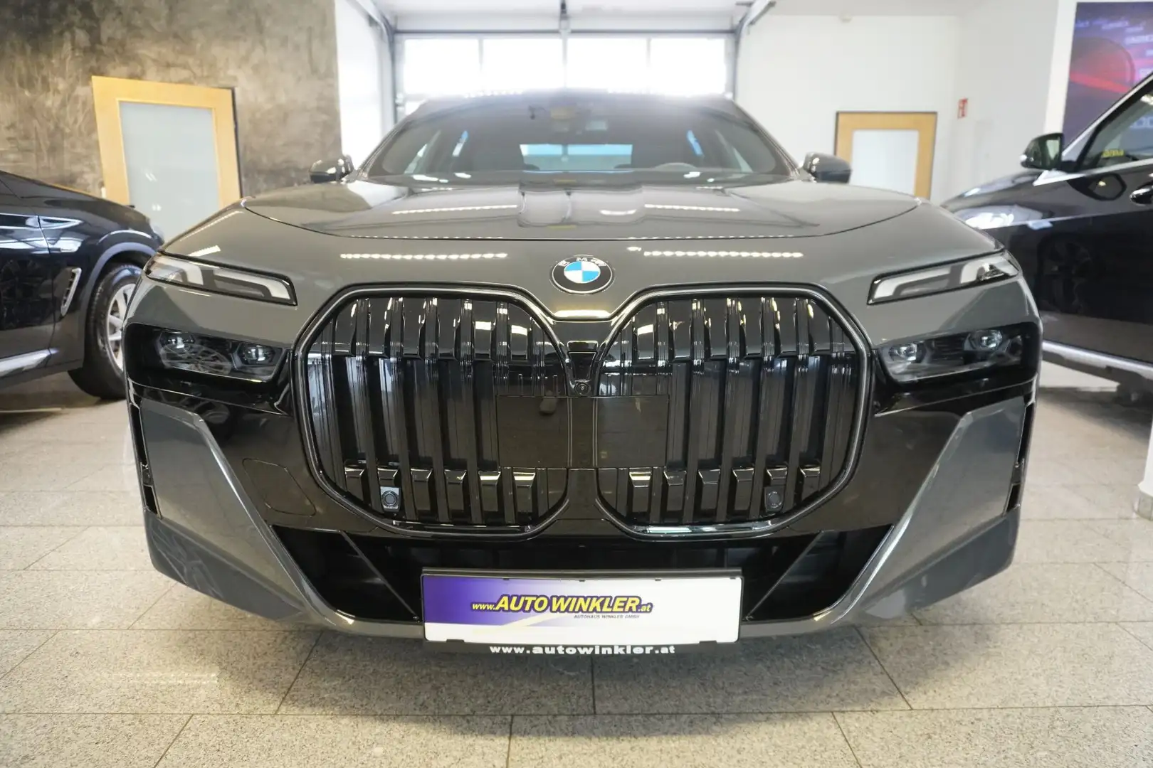 BMW 740 d xDrive Limousine Aut./Lang/M-Paket/Massage Silber - 2