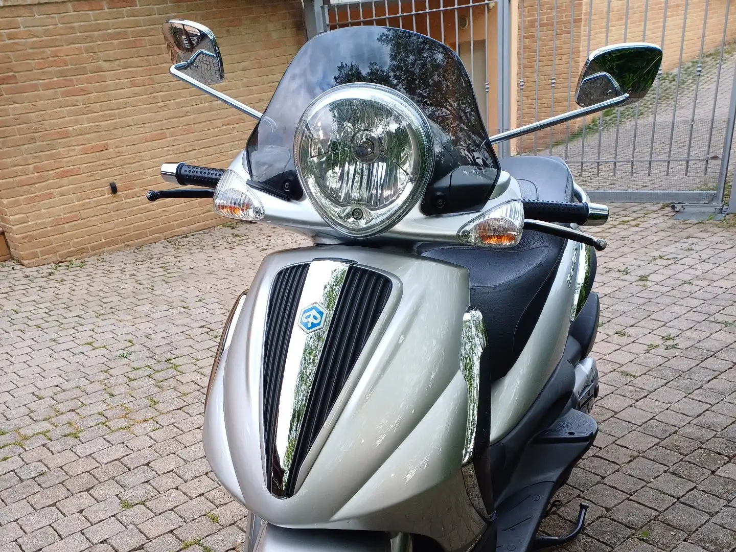 Piaggio Beverly 400 Tourer Gümüş rengi - 2