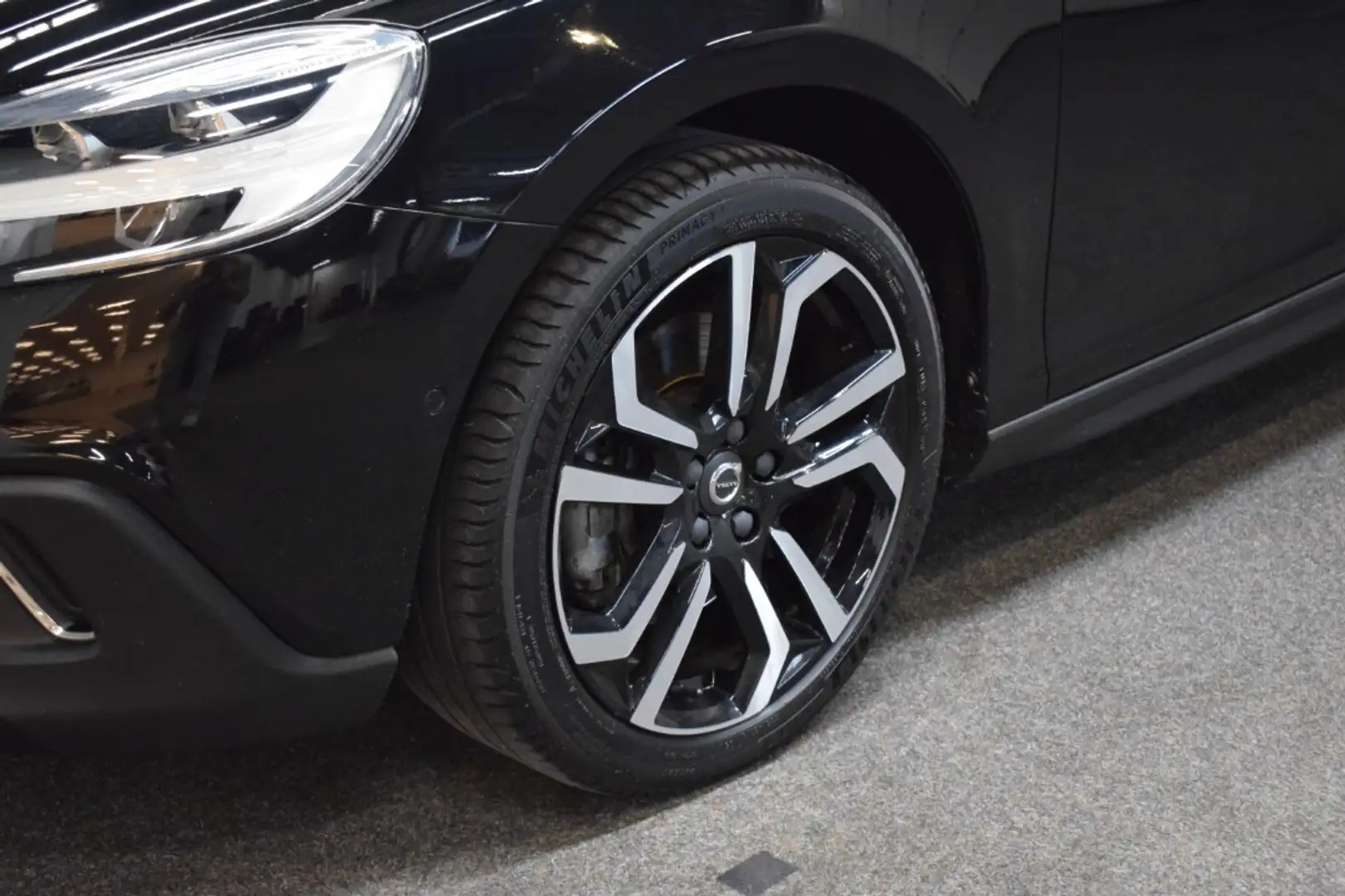 Volvo V40 Cross Country T3 153pk AUT6 Polar+ Luxury Trekhaak 1500kg/ Harma Zwart - 2