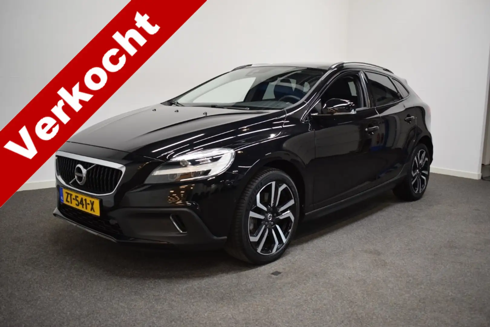 Volvo V40 Cross Country T3 153pk AUT6 Polar+ Luxury Trekhaak 1500kg/ Harma Fekete - 1