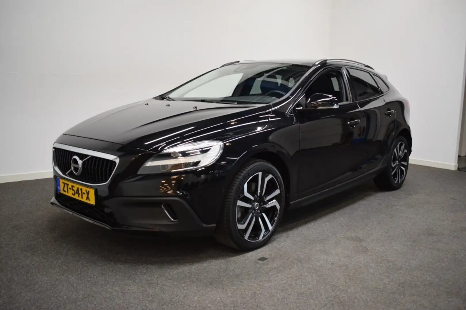 Volvo V40 Cross Country T3 153pk AUT6 Polar+ Luxury Trekhaak 1500kg/ Harma Zwart - 1
