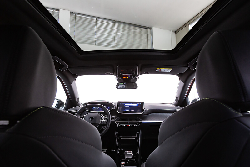 Peugeot e-2008 54kWh GT — photo 15