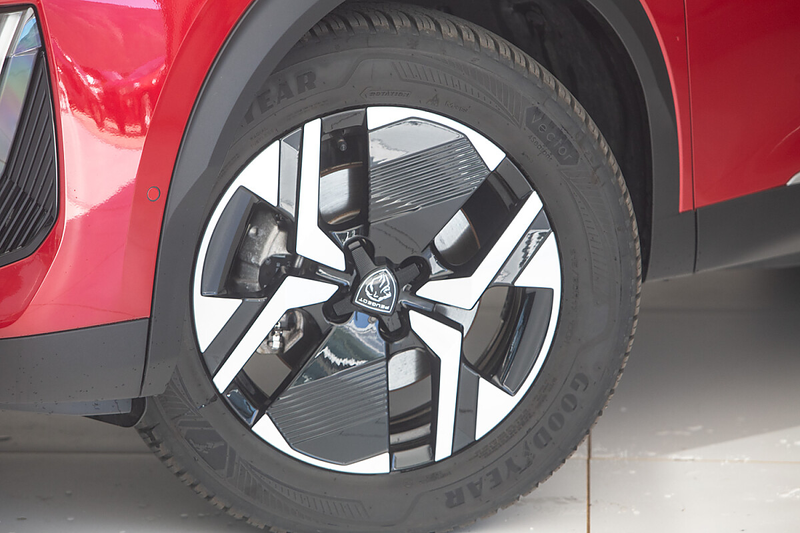 Peugeot e-2008 54kWh GT — photo 4