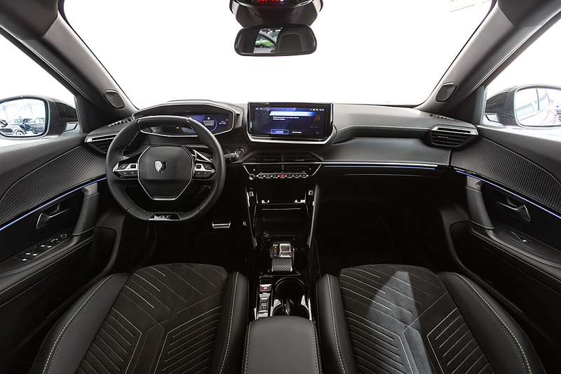 Peugeot e-2008 54kWh GT — photo 5