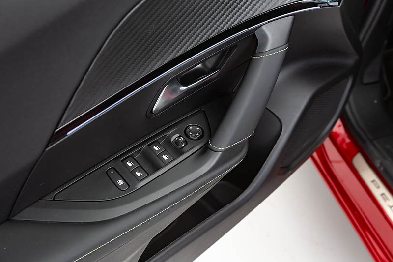 Peugeot e-2008 54kWh GT — photo 11