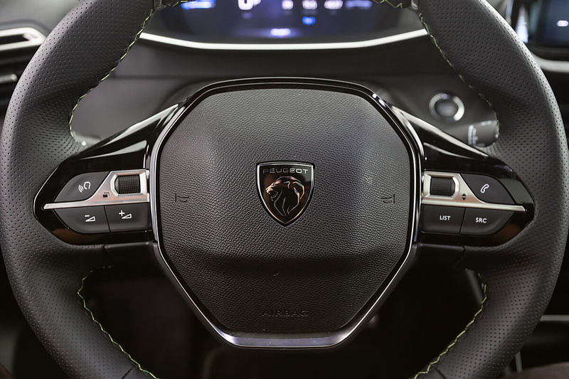 Peugeot e-2008 54kWh GT — photo 6