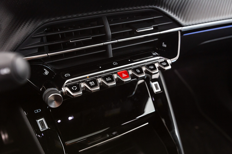 Peugeot e-2008 54kWh GT — photo 9