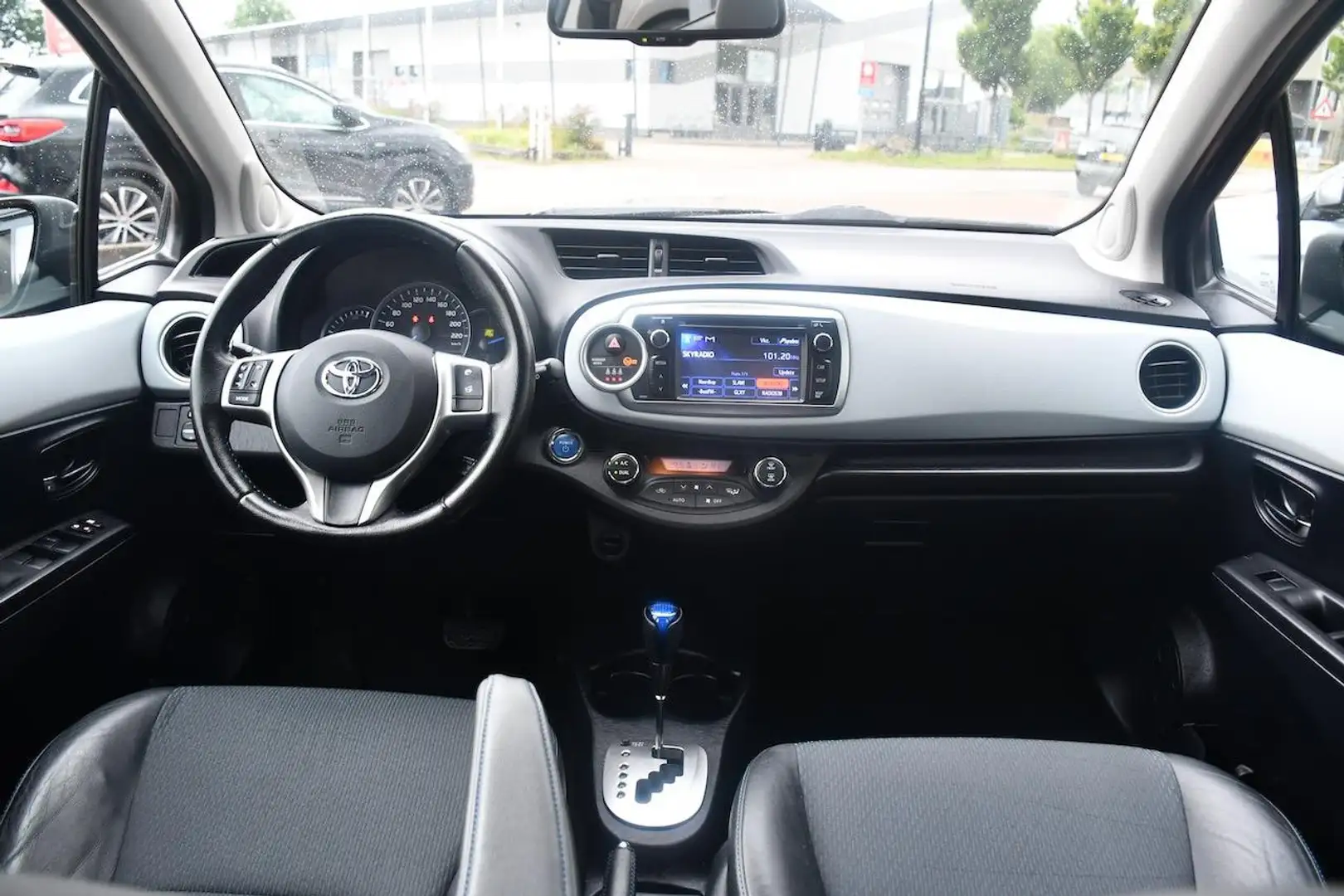 Toyota Yaris 1.5 Full Hybrid Dynamic AUT|Clima|Cruise|CAMERA Zwart - 2