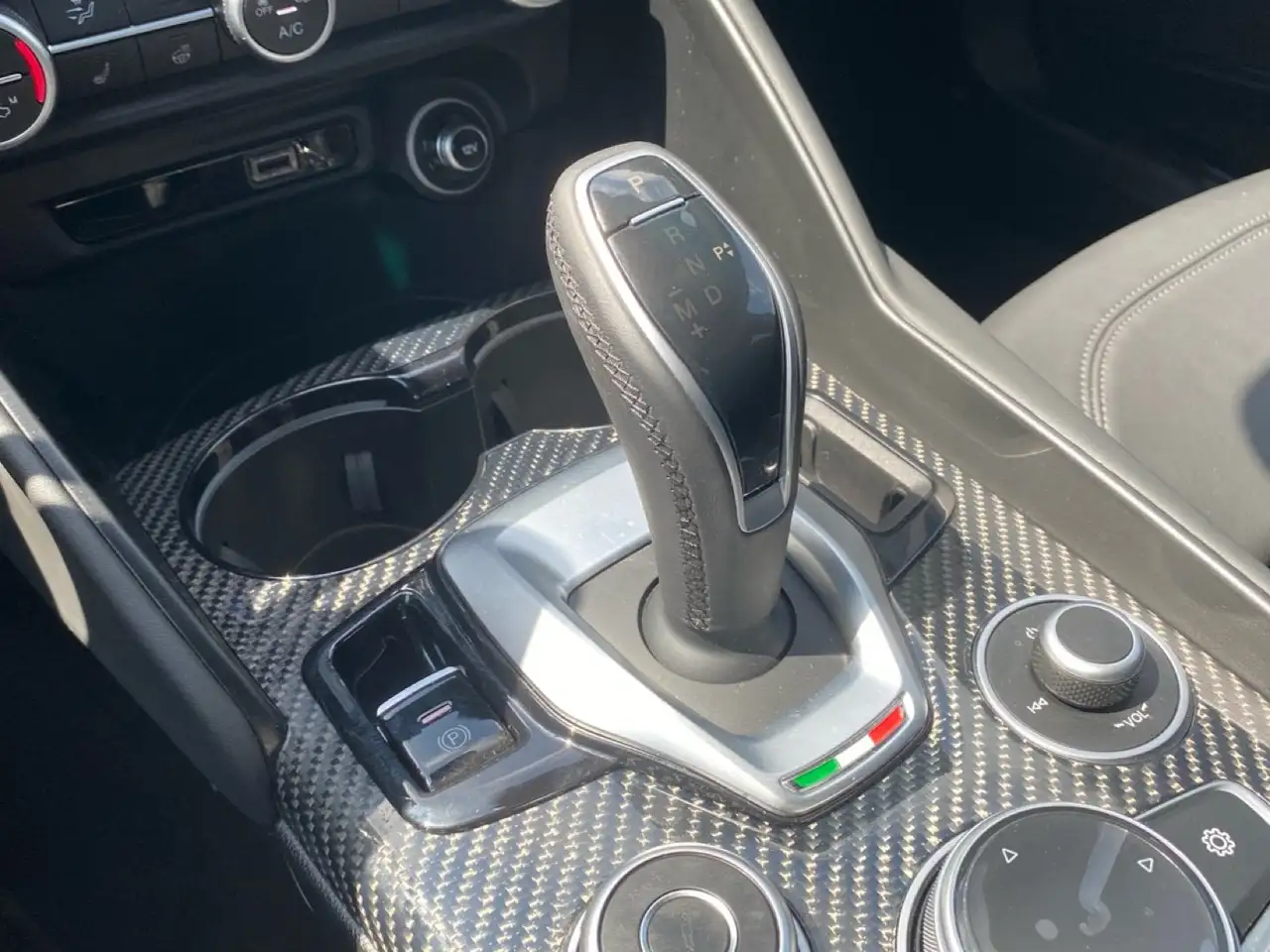 Alfa Romeo Giulia 2022 — фото 15