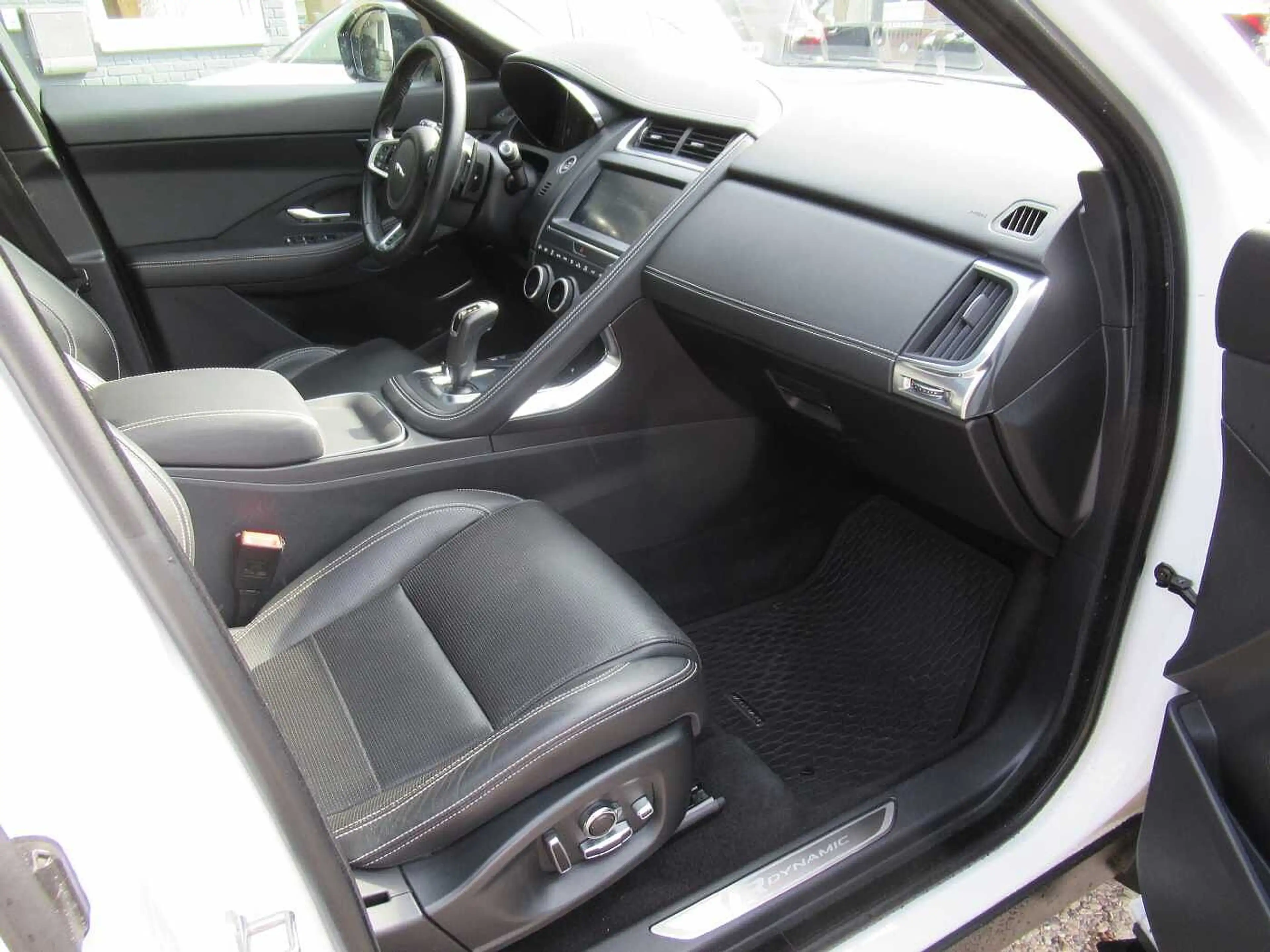 Jaguar E-Pace R-Dynamic — photo 13