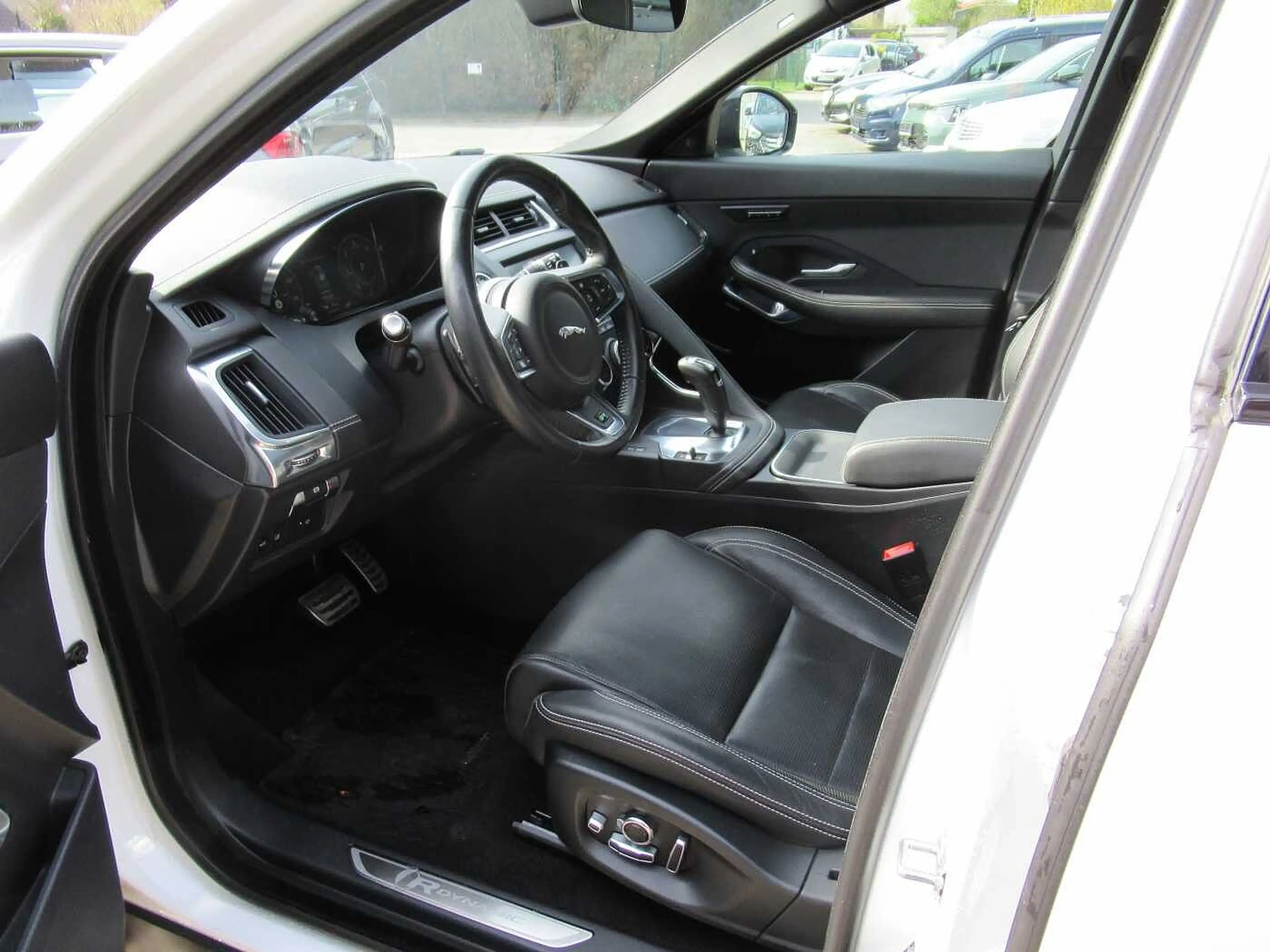 Jaguar E-Pace R-Dynamic — photo 7