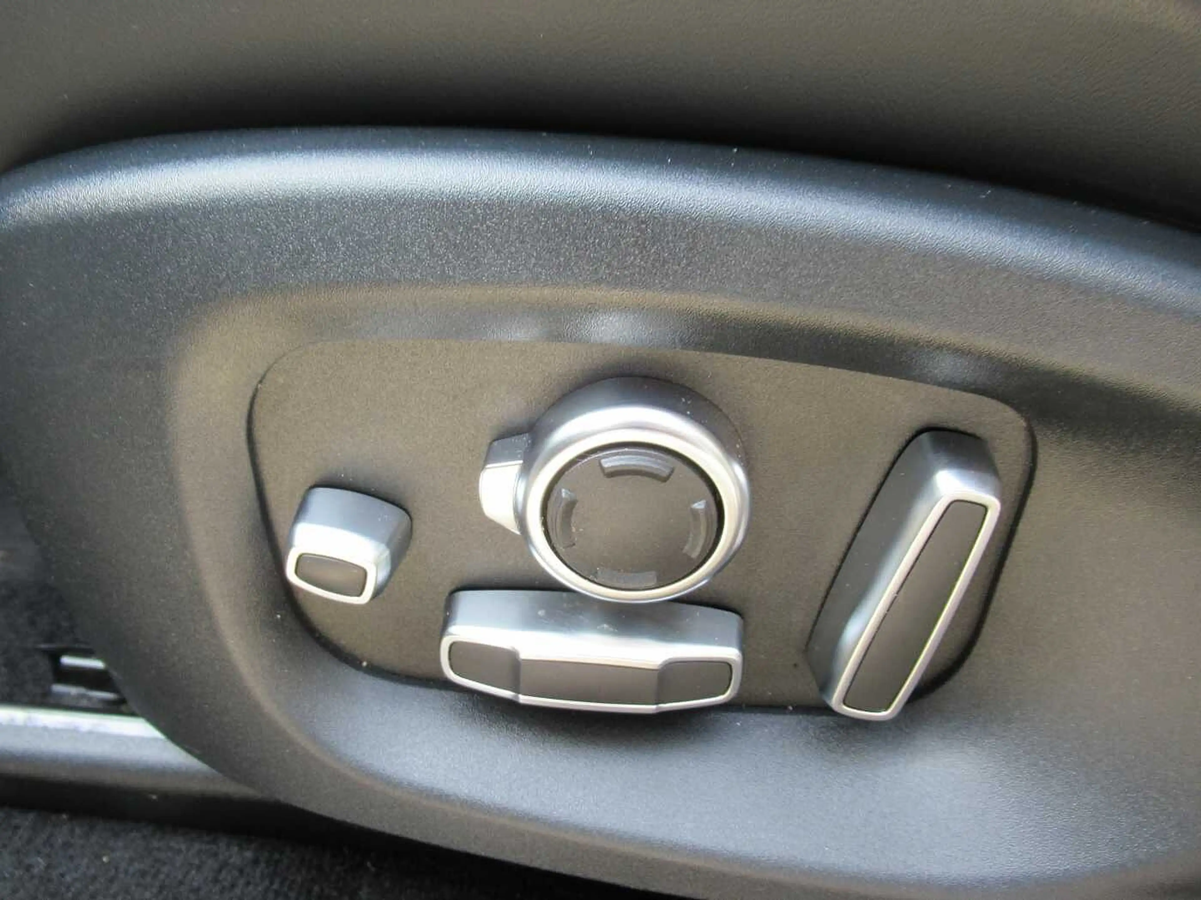 Jaguar E-Pace R-Dynamic — photo 14