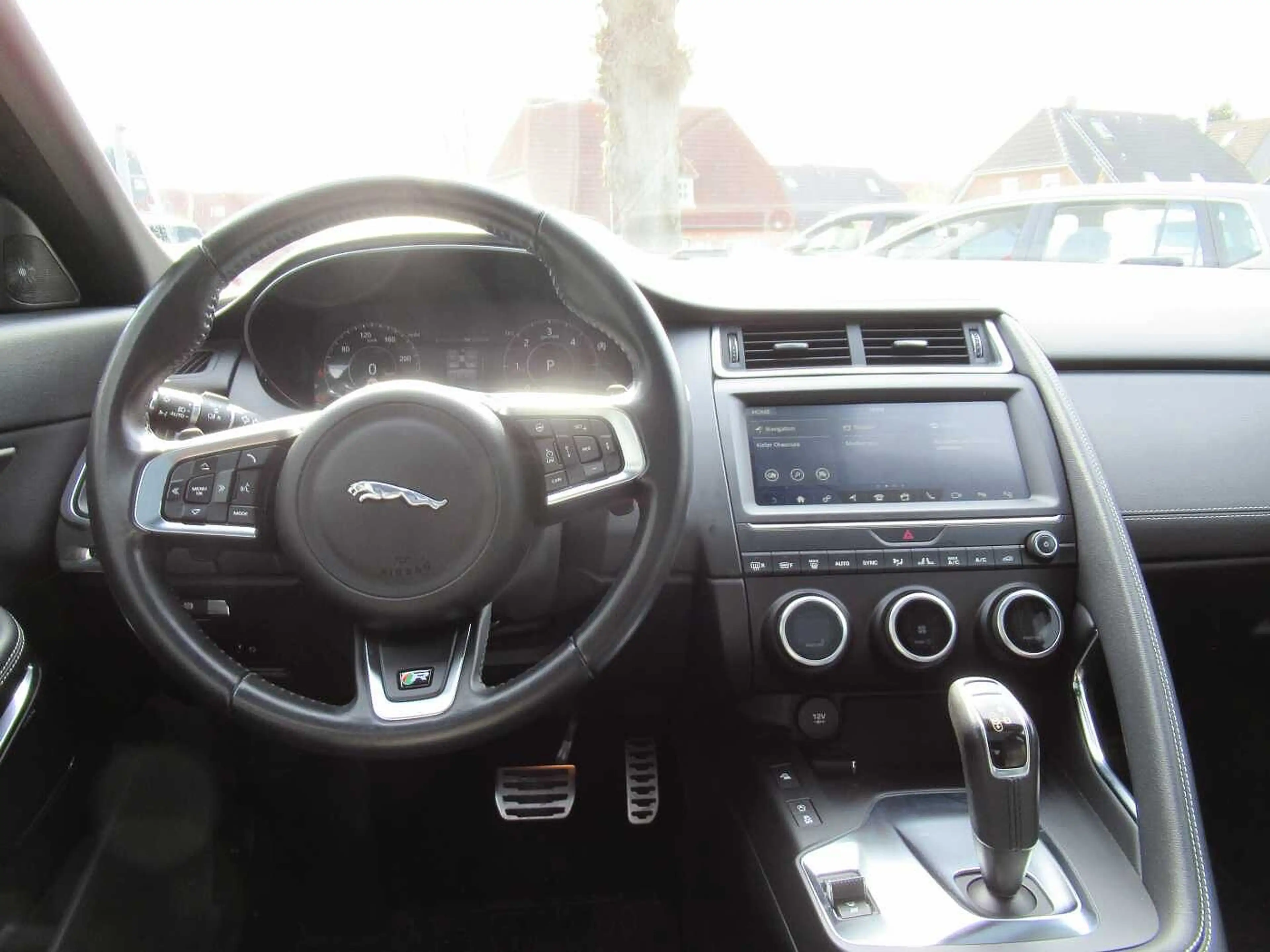 Jaguar E-Pace R-Dynamic — photo 10