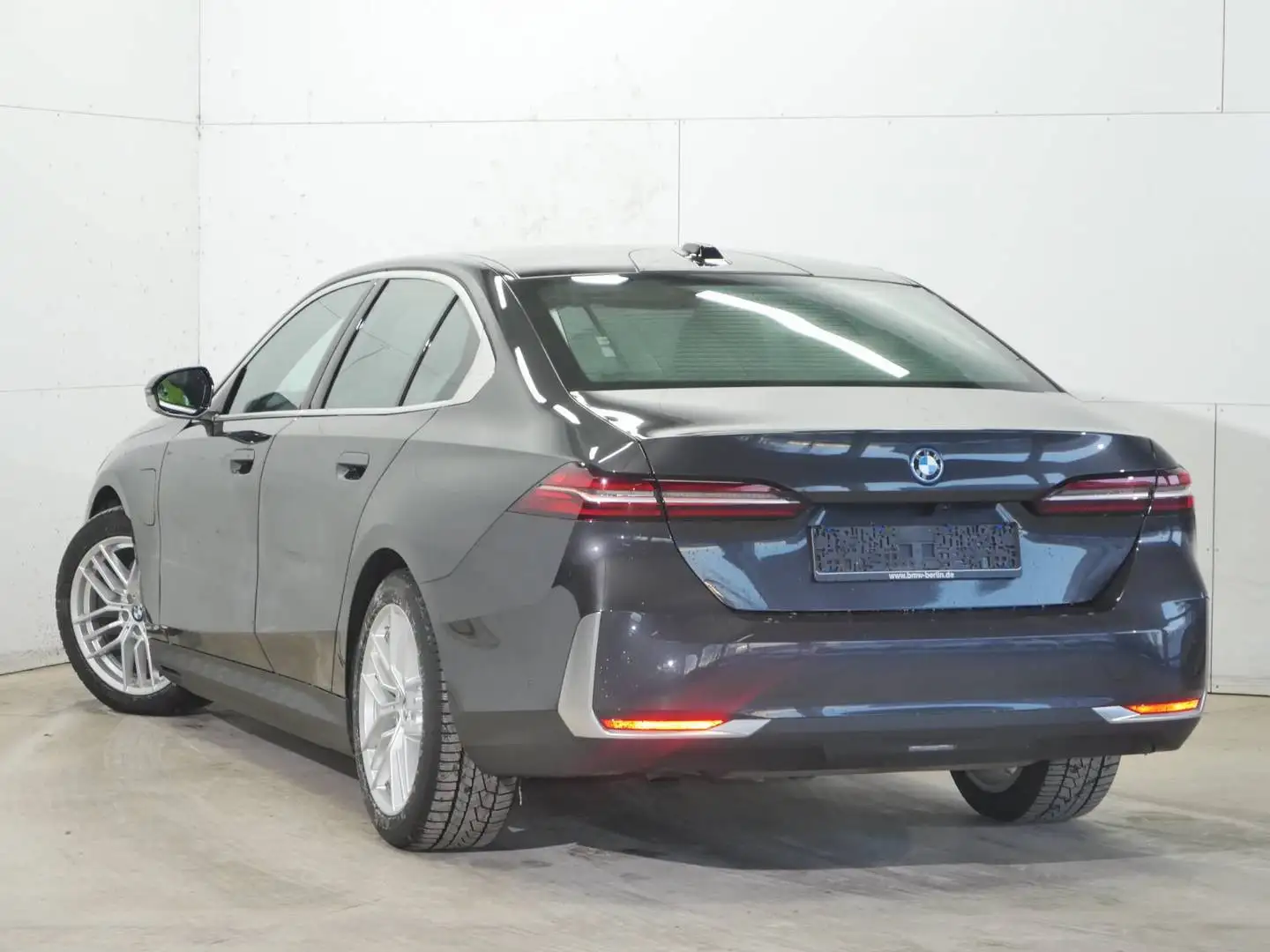 BMW 530 e Lim Aut Komfortsitze Panorama Klimaaut. Grau - 2