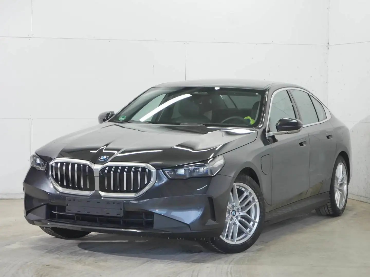 BMW 530 e Lim Aut Komfortsitze Panorama Klimaaut. Grau - 1