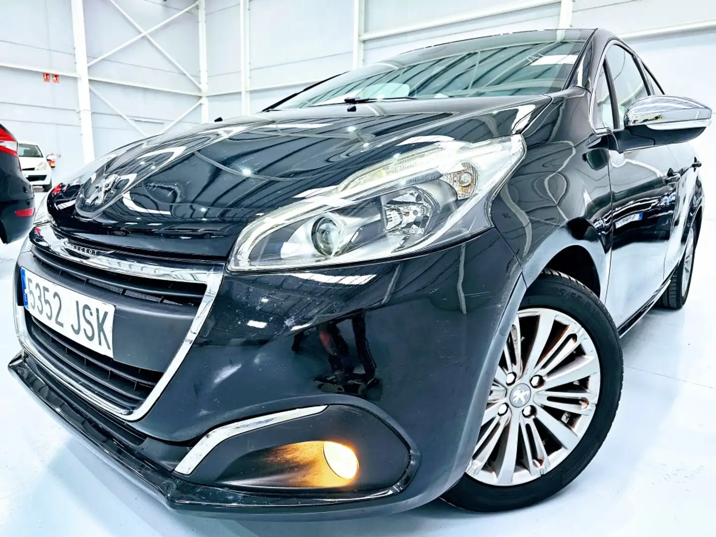Peugeot 208 1.2 PureTech Allure 82 Zwart - 1