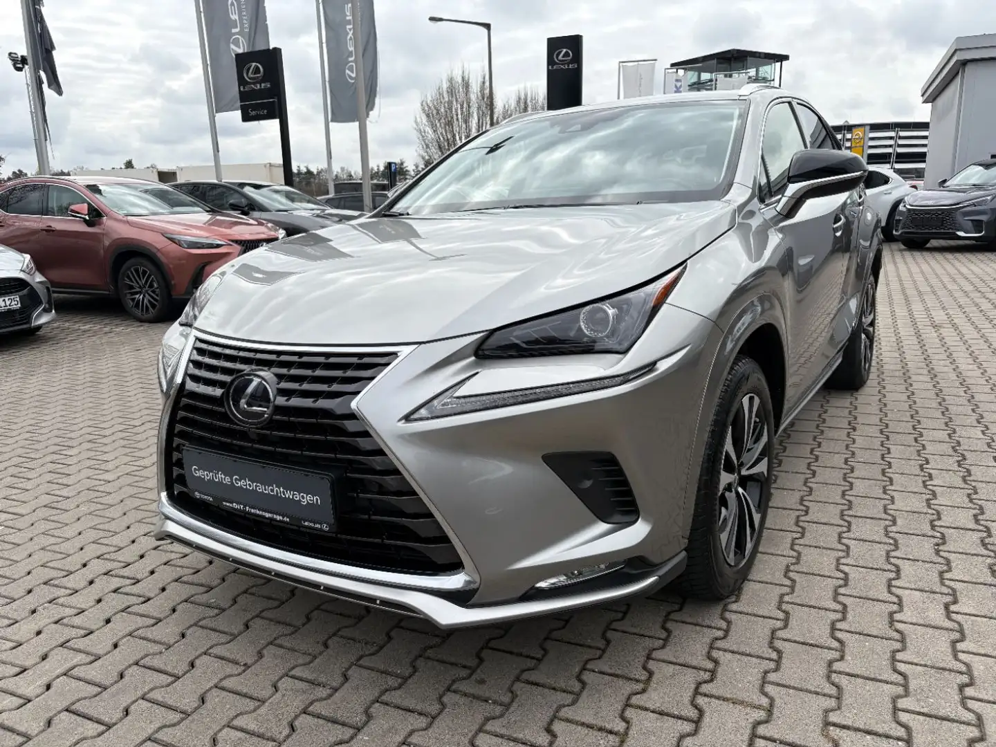 Lexus NX 300 h Style Edition LED, Navi, SHZ, Kamera, DAB Plateado - 2