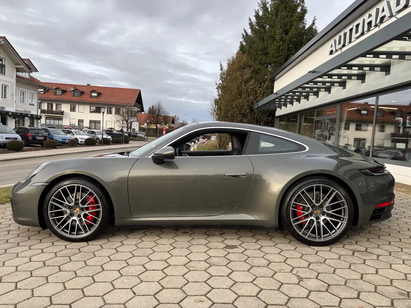 Porsche 992 Carrera S SPORTABGAS PANO 21LM ACC CHRONO APPROVED Grün - 2