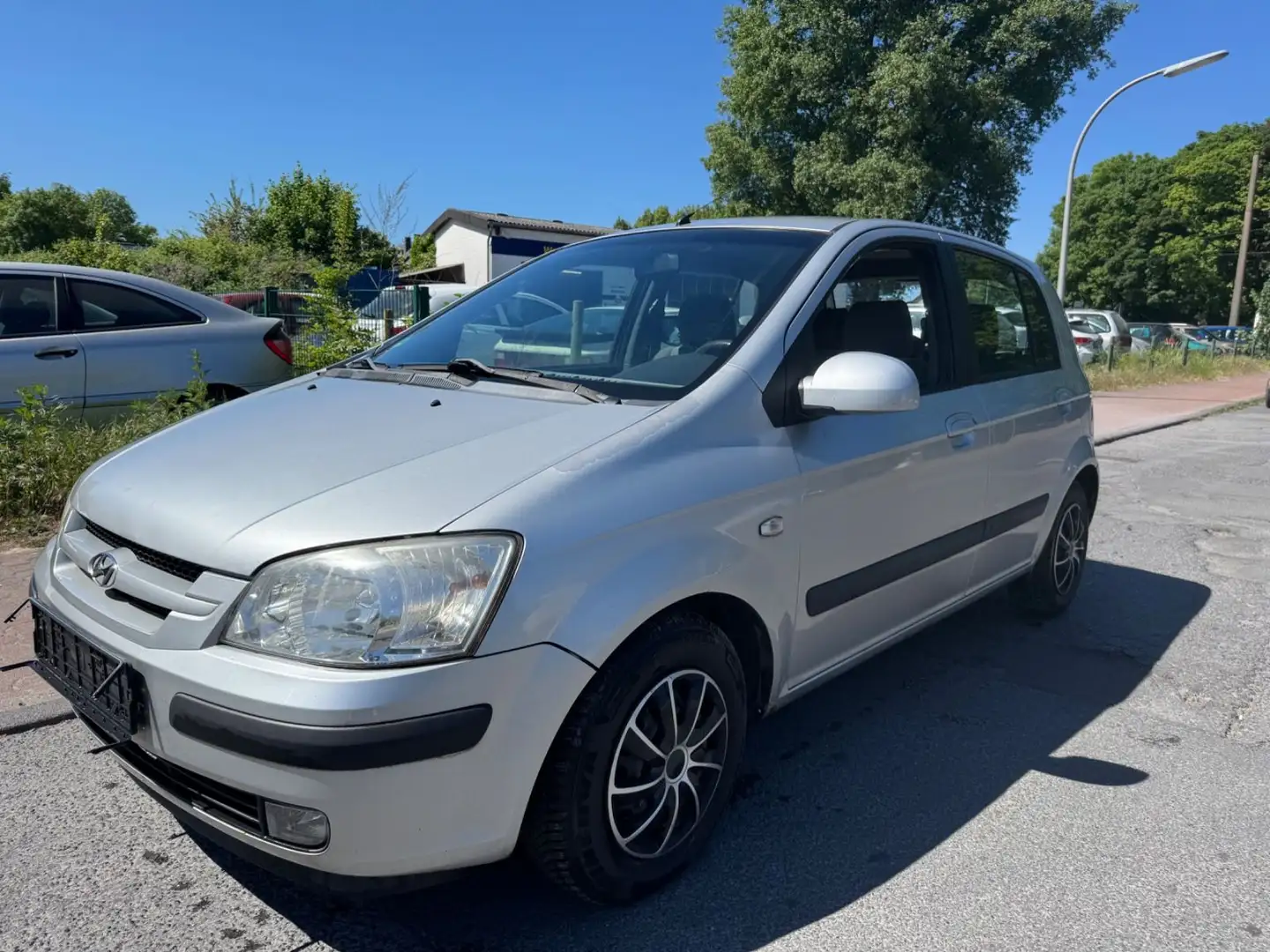 Hyundai Getz GETZ 1.1 GL KLIMA/5-TÜRIG/TÜV-SERVICE-NEU! Plateado - 1