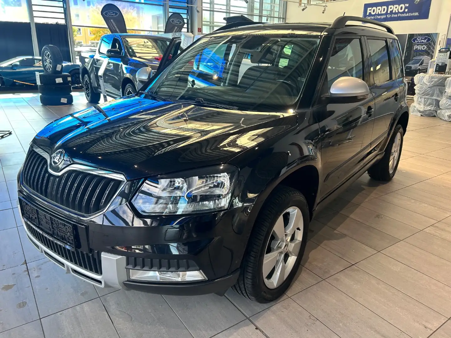 Skoda Yeti 2.0 TDI Ambition Outdoor AHK SHZ Klima PDC Zwart - 1