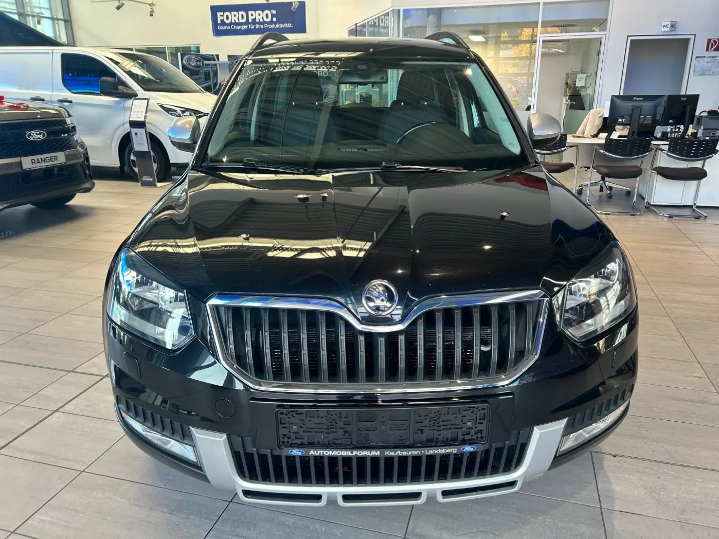 Skoda Yeti 2.0 TDI Ambition Outdoor AHK SHZ Klima PDC Zwart - 2