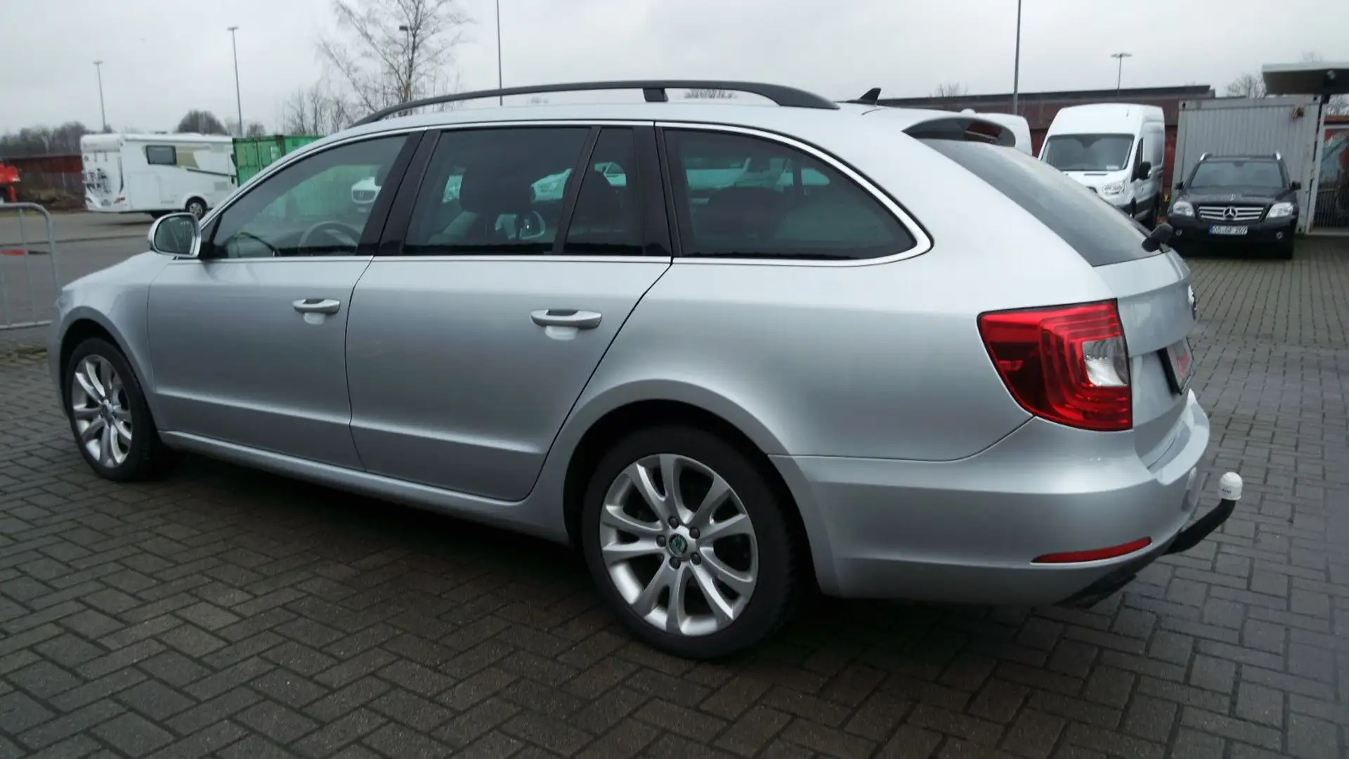 Skoda Superb Combi Exclusive, NAVI, AHK, DSG Silber - 2