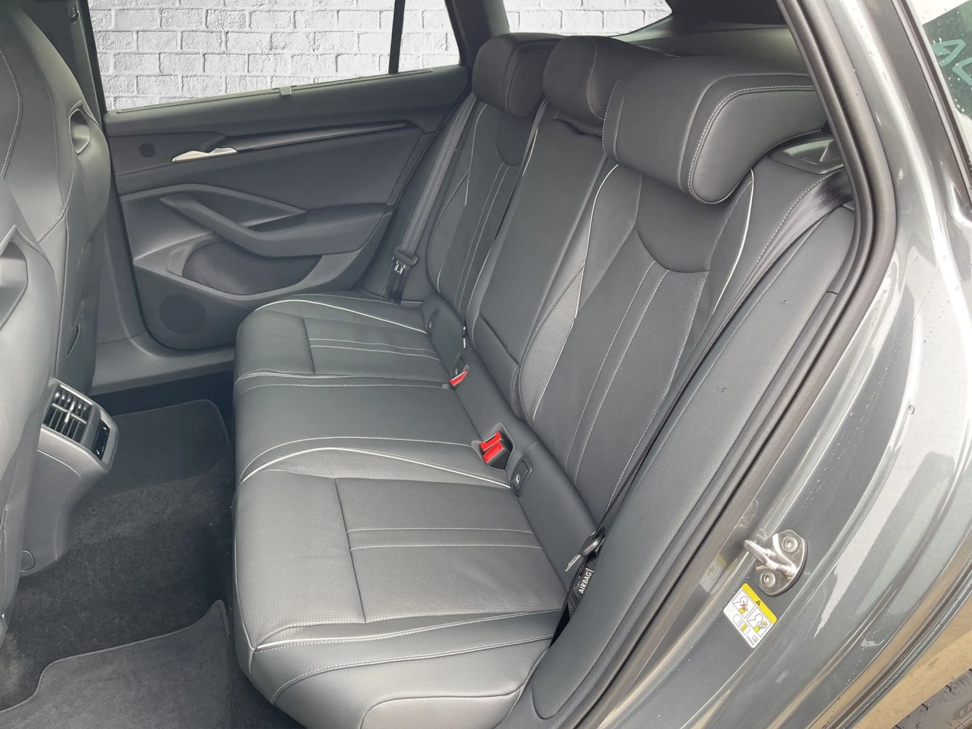 Skoda Superb Combi 2,0 TDI DSG 4x4 - Sportline — photo 12