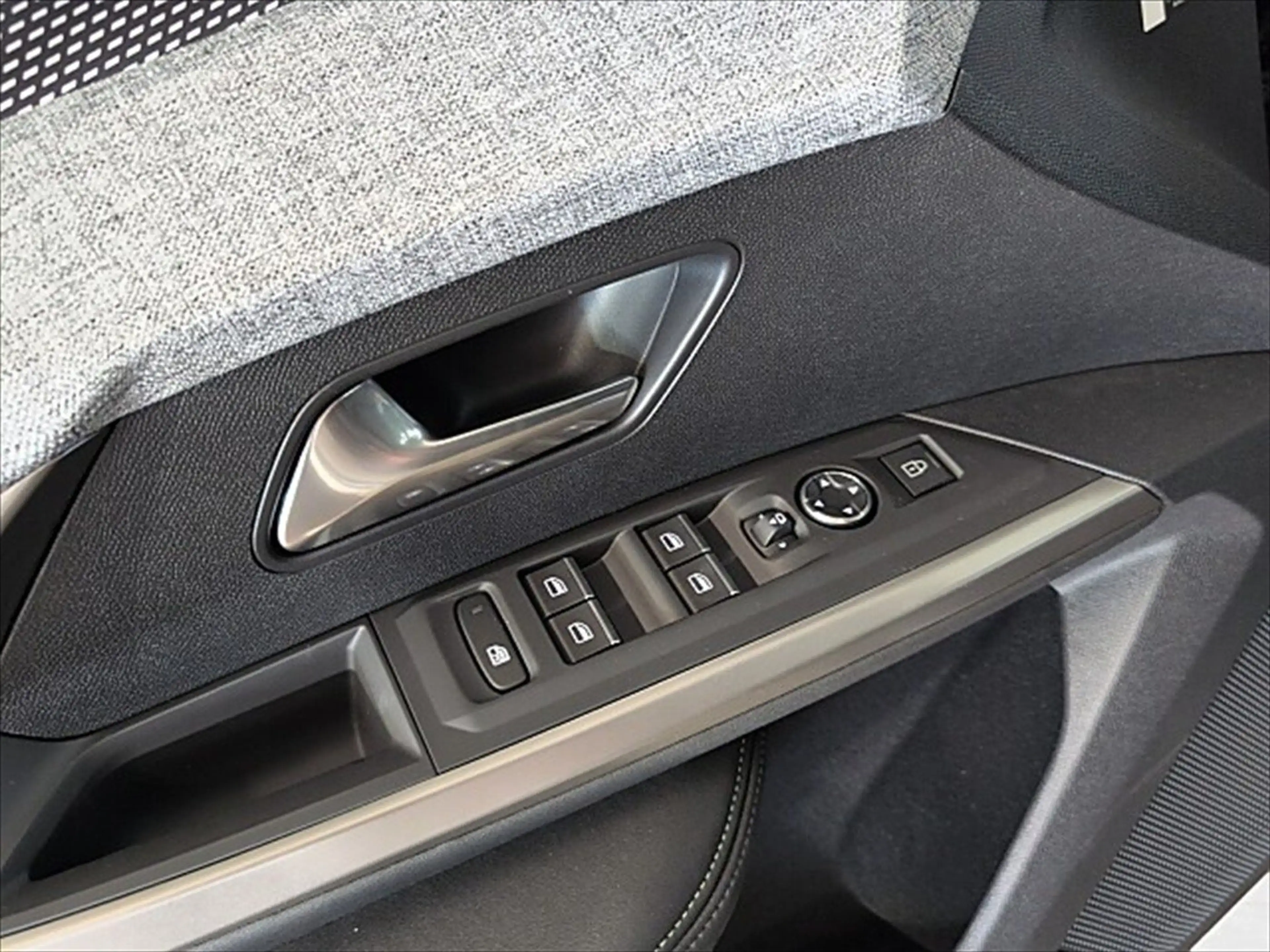 Peugeot 5008 1.2 145 GT ACC LED Navi SHZ 2xKlima Kam. — photo 12