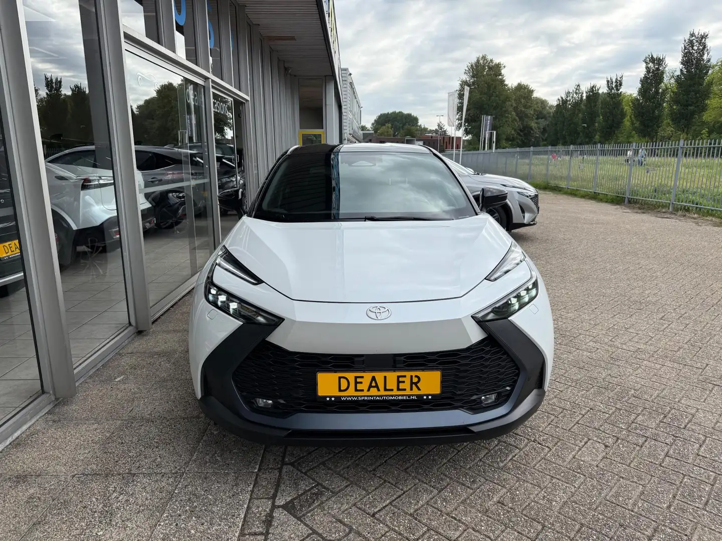 Toyota C-HR 1.8 Hybrid 140 STYLE SMART / ACHTERUITRIJCAMERA / Wit - 2