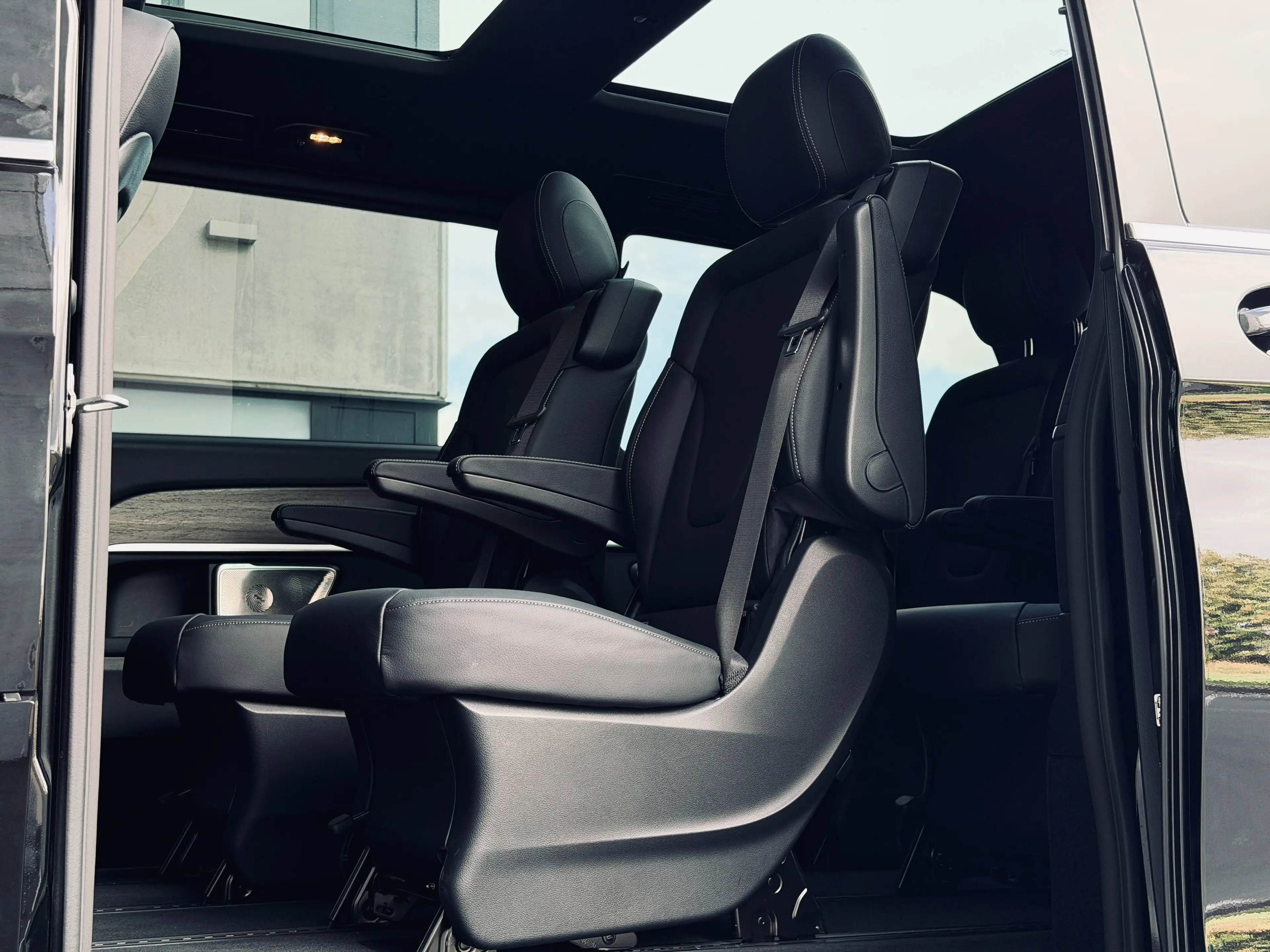 Mercedes-Benz EQV 300 FACELIFT AIRMATIC LEDER 360 PANORAMA 110KW DC — photo 14