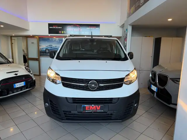 Opel Vivaro view 2