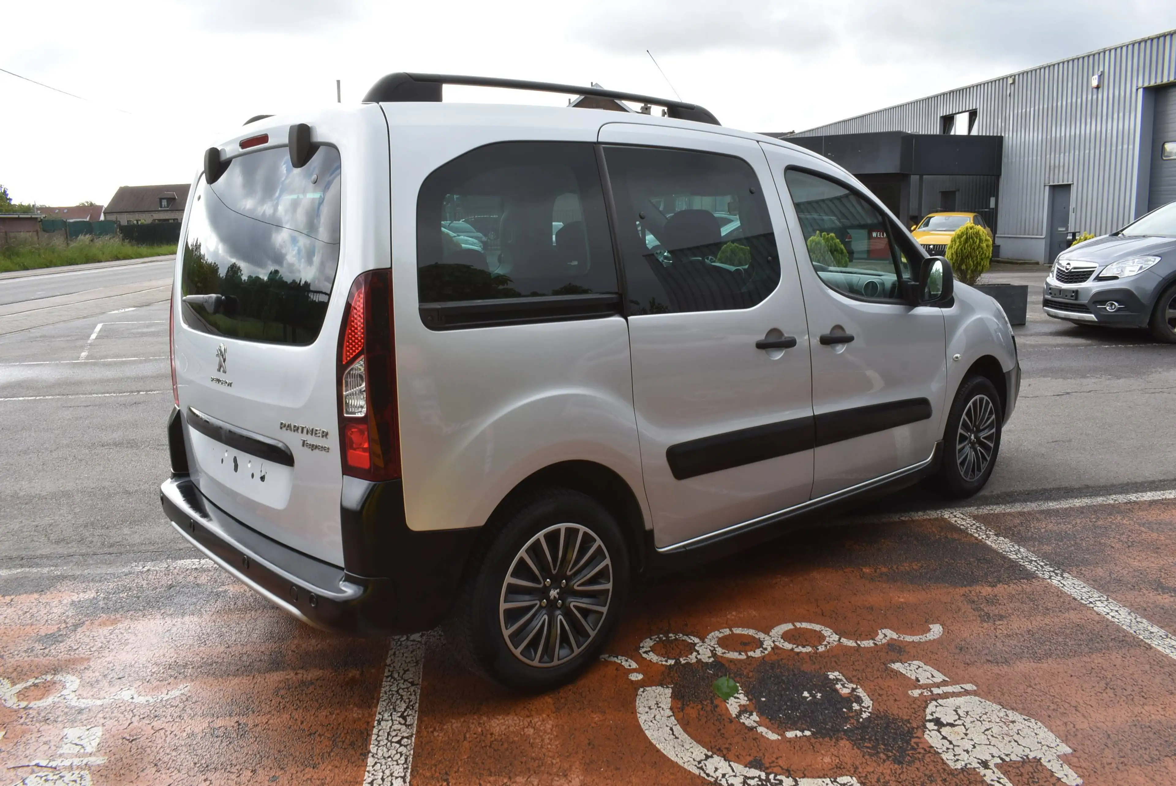 Peugeot Partner Tepee Outdoor 1.6 BlueHDi Airco/GPS/CarPlay/Pano — photo 4