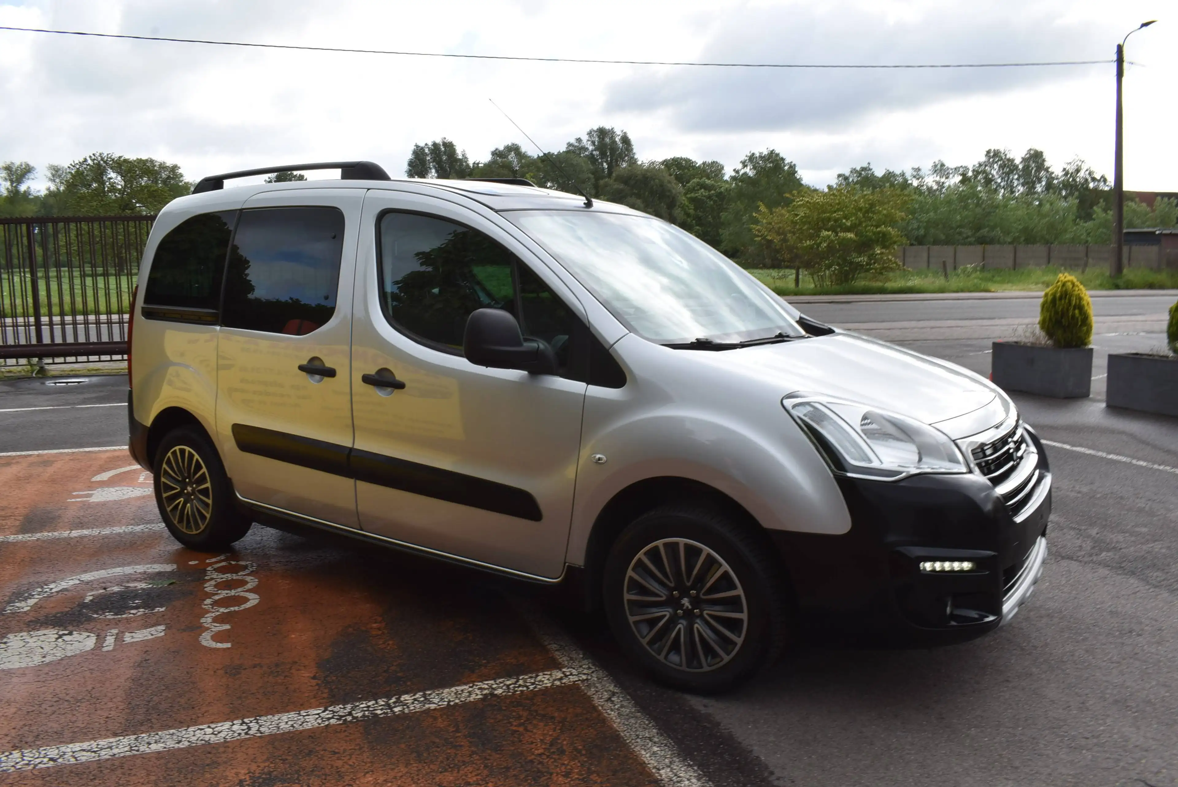 Peugeot Partner Tepee Outdoor 1.6 BlueHDi Airco/GPS/CarPlay/Pano — photo 5
