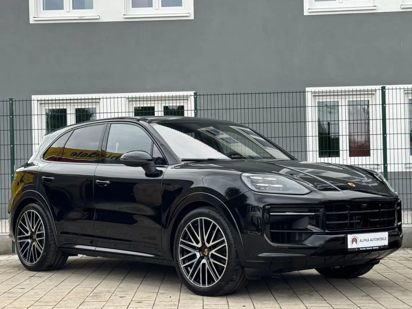 Porsche Cayenne Basis Schwarz - 2