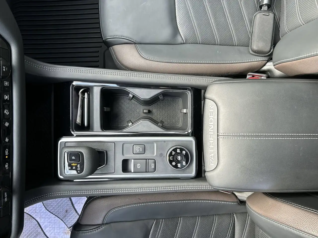 Nissan Pathfinder снимка Nissan Pathfinder