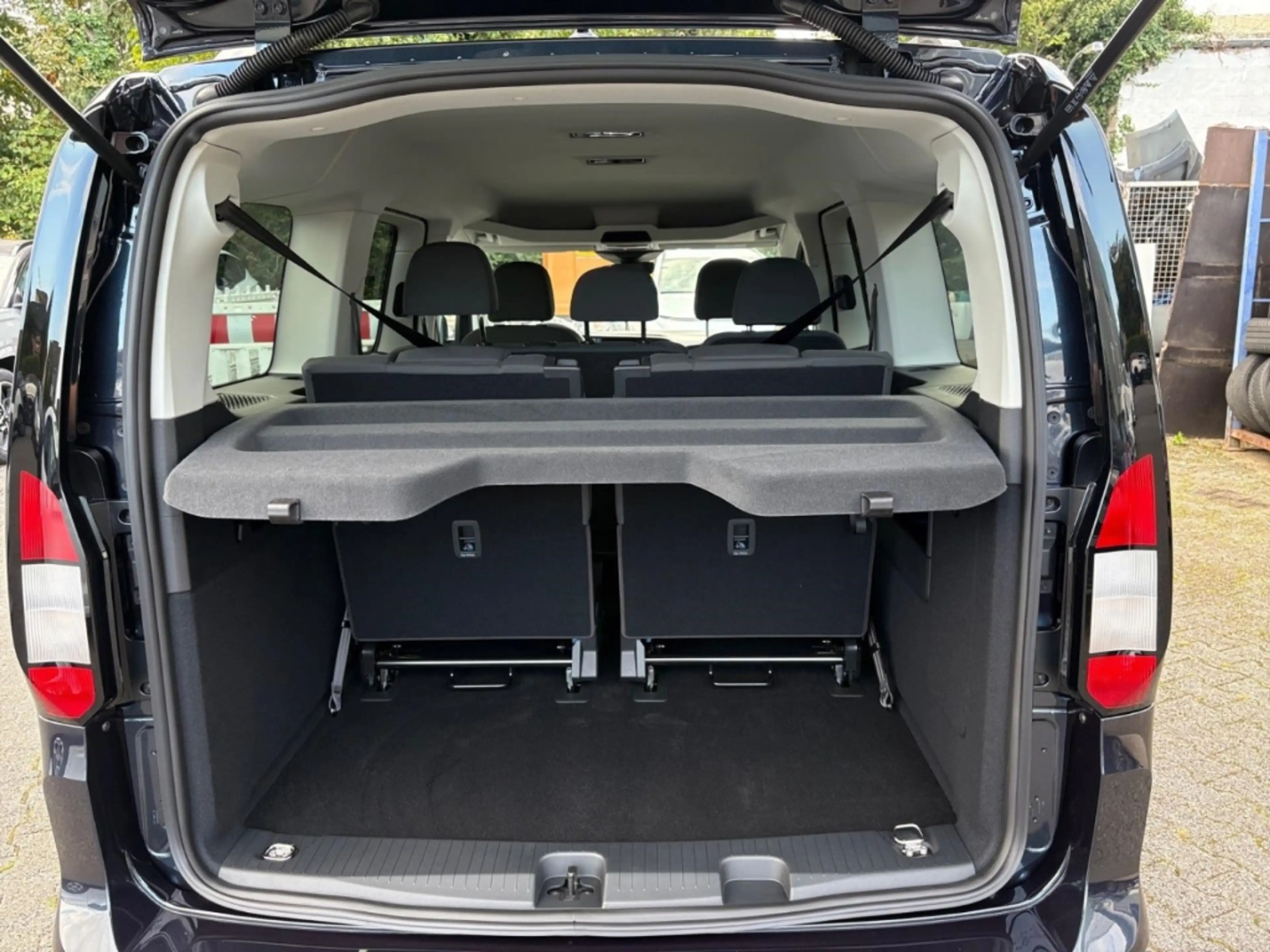 Ford Grand Tourneo Titanium 1,5l EcoBoost AT AHK Navi Digitales Cockp — photo 13