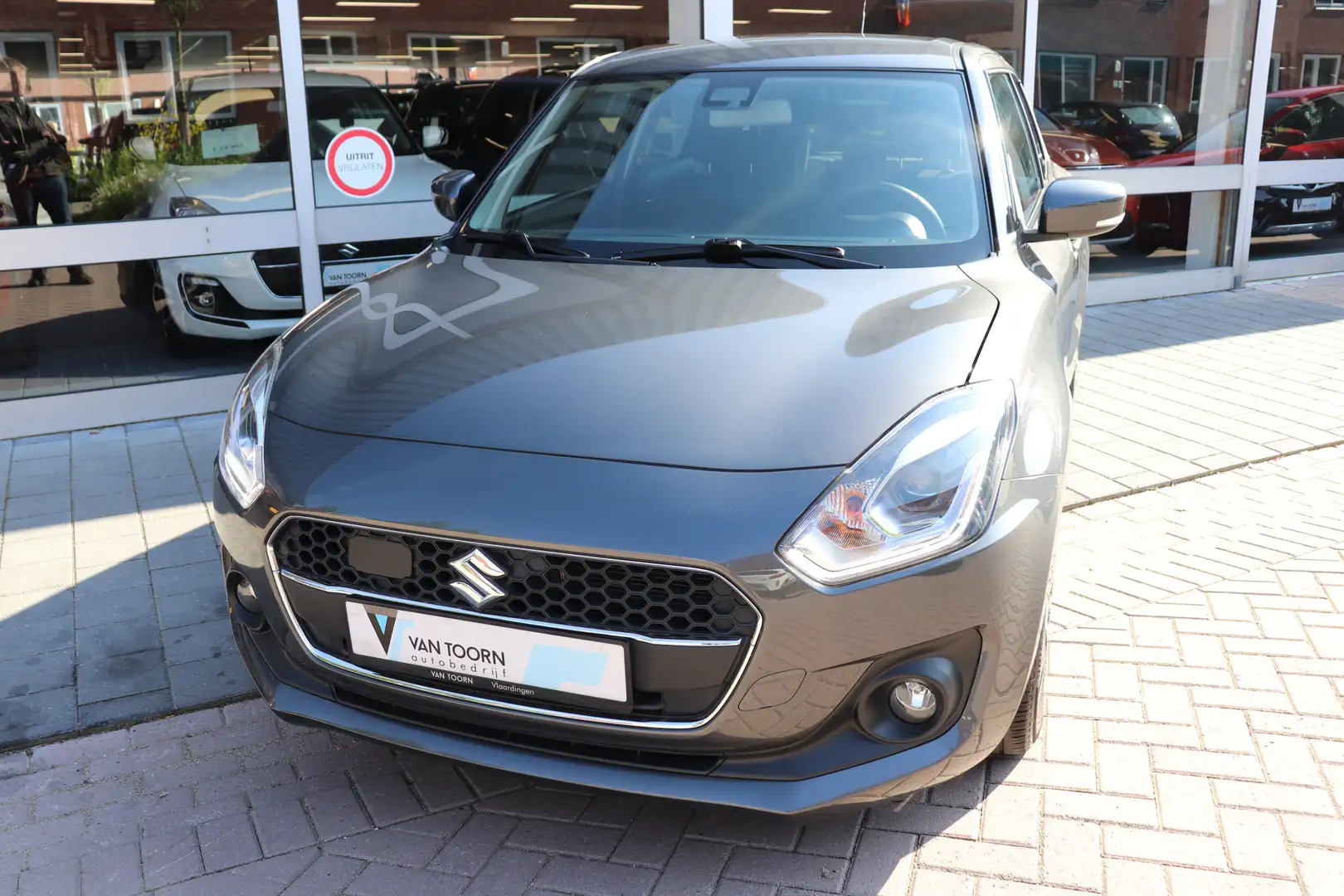 Suzuki Swift 1.0 Stijl Automaat. Navigatie. Grijs - 2